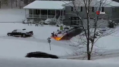 lav silahi -  - ABD’de bir kişi kar temizlemek için lav silahı kullandı Videosu