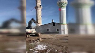  Caminin eskiyen minaresi dualar eşliğinde yıkıldı