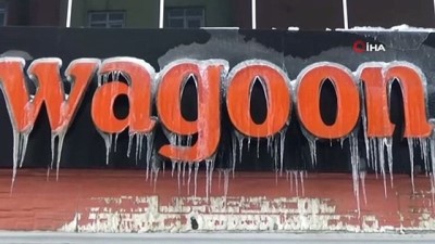 buz sarkitlari -  Yüksekova’da dondurucu soğuk...Çatılardaki buz sarkıtları yarım metreyi buldu Videosu