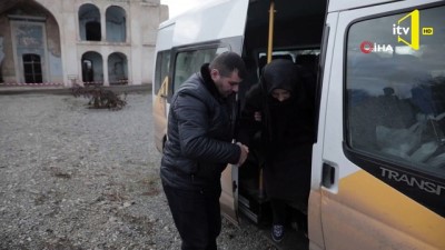  - Azerbaycan’da işgalden kurtarılan Ağdam’a dönen nine toprağı öptü