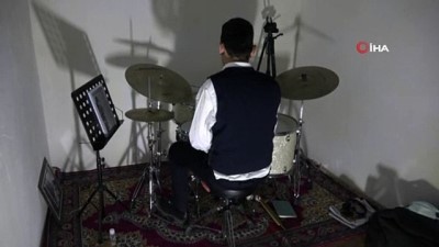 rock -  Engelli genç dünyada bir ilki başardı, tek koluyla davul çalarak caz albümü çıkardı Videosu