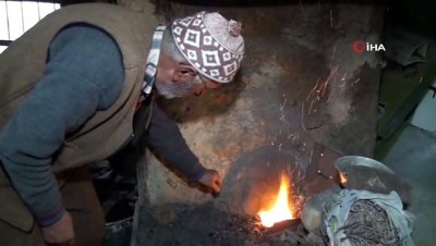 genc nufus -  83 yaşında 120 yıllık dükkanda 73 yıldır çan üretiyor, hazır olduğunu sesinden anlıyor Videosu