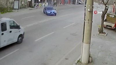saglik ekibi -  Bursa'da kontrolden çıkan otomobil ile kamyonetin karıştığı kaza kamerada: 6 yaralı Videosu