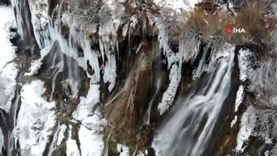 kar ortusu -  Buz tutan Girlevik Şelalesi kartpostallık görüntüler oluşturdu Videosu