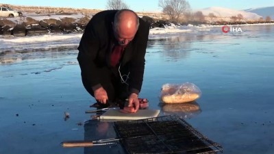 kaygan zemin -  Buz tutan Çıldır Gölü üzerinde mangal keyfi Videosu