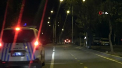 polis araci -  Dur ihtarına uymadılar, polisten kaçarken yolun bittiğini görmeyip otomobille tarlaya düştüler Videosu