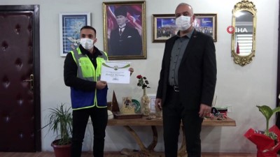 belediye calisani -  Karacayı kurtarmak için Çoruh nehrine atlayan belediye çalışanı tam altınla ödüllendirildi Videosu