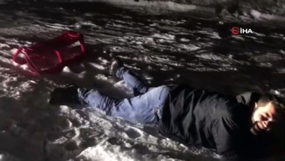 kar yagisi -  56 saatlik sokağa çıkma kısıtlama sonrası vatandaşlar kızaklarla kayarak stres attı Videosu