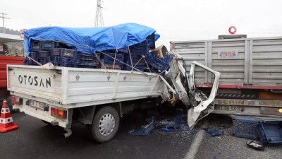 emniyet seridi -  Park halindeki tıra çarptı, kamyonet hurdaya döndü: 1 yaralı Videosu