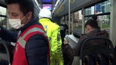  Polis ekipleri, İETT otobüsünde izin belgesi kontrolü yaptı