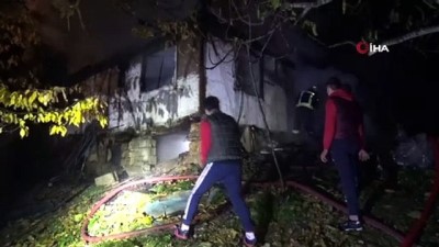 cep telefonu -   Yaşlı adamın tek başına yaşadığı ev alev alev yandı Videosu
