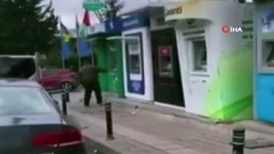 cep telefonu -  Beykoz'da elindeki çekiçle ATM'lere saldıran şahıs kamerada Videosu