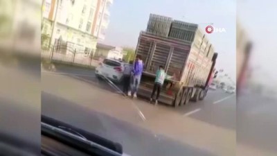 cep telefonu -  Patenli gençlerin kamyon arkasında tehlikeli yolculuğu Videosu