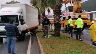 aydinlatma diregi -  Orta refüje çıktı, aydınlatma direğini devirdi Videosu