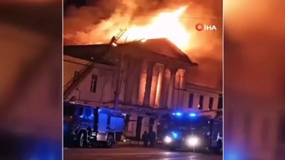 kis saati - - Ukrayna’da Restoranda Yangın Çıktı
- Yangın Tiyatro Binasına Da Sıçradı Videosu