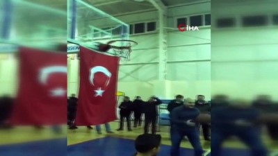   İçişleri Bakanı Süleyman Soylu depremzede çocuklarla basketbol oynadı