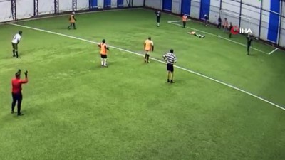 kalp krizi -  Halı sahada kalp kriziyle gelen ölüm kamerada  Videosu