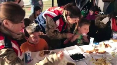 depremzede cocuklar -  Jandarmanın kadın personellerinden depremzede çocuklara anne şefkati  Videosu