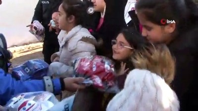 depremzede cocuklar -  Polis ekipleri çadırları gezerek çocuklara sosyal destek veriyor  Videosu