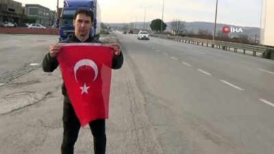  Yoldan geçerken fark etti, hiç düşünmeden durdu yerden alıp öpüp alnına koydu 
