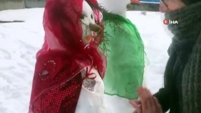  Yozgat’ta kardan gelin ve damat yapıp takı taktılar 