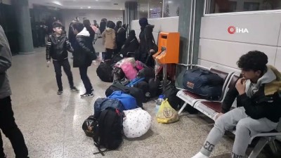 hava saldirisi -  Sınırın açıldığını duyan mülteciler Karabük'ten yola çıktı Videosu