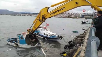 is makinesi -  Dikili’de fırtına tekneleri batırdı, kayıkta mahsur kalanlar iş makinesiyle kurtarıldı Videosu