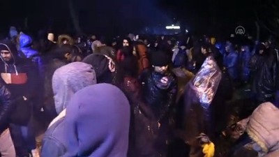 gaz bombasi - Düzensiz göçmenler Pazarkule Sınır Kapısı önünde toplandı - EDİRNE Videosu