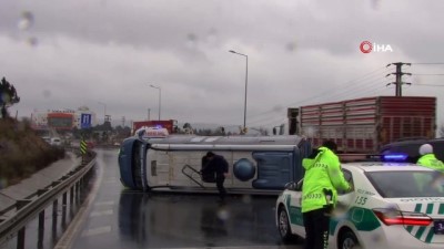 yolcu minibus -  E-5 karayolunda yolcu minibüsü devrildi: 2 hafif yaralı Videosu