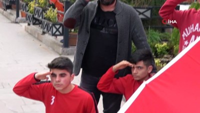 sehit asker -  Futbolcular, şehit askerler için Türk bayrağı açıp, İstiklal Marşı okudu Videosu