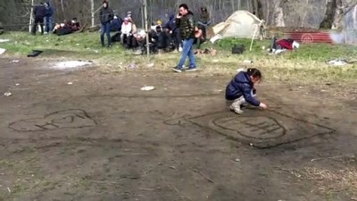 sinir kapisi - Sınırda bekleyen çocuklar oyun oynayarak vakit geçiriyor - EDİRNE Videosu