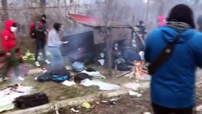 geri cekilme - Yunan askerleri düzensiz göçmenlere biber gazı ve ses bombası atıyor - EDİRNE Videosu