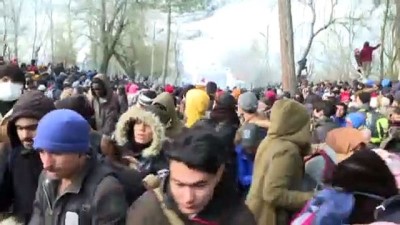 ses bombasi - Yunan sınır polisi göçmenlere biber gazı ve ses bombasıyla müdahale etti (3) - EDİRNE Videosu