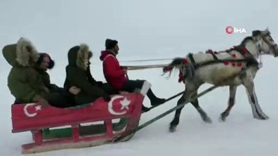 buz tutan gol -  Yüzeyi buz tutan 'Çıldır gölü'nde' eskimo usülü balık tuttular Videosu
