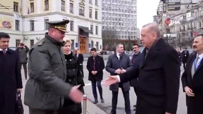 resmi karsilama -  - Cumhurbaşkanı Erdoğan, Ukrayna’da Meçhul Asker Anıtı'nı ziyaret etti Videosu