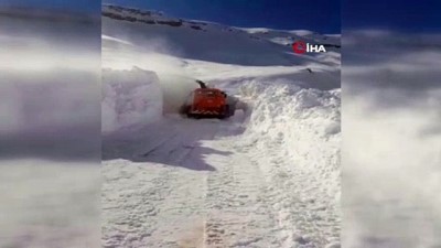  Kar kalınlığı 4 metreyi aştı, ekipleri yolları açmak için seferber oldu 