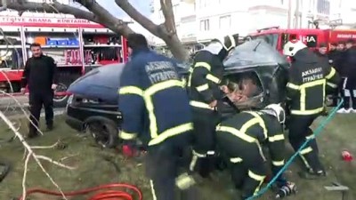 agir yarali -  Ağacı yerinden söken otomobil hurdaya döndü: 2 ölü 1 ağır yaralı Videosu