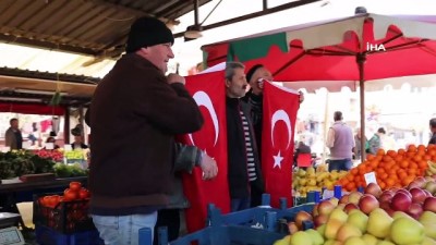  Akhisar Belediyesi şehitler için bayrak dağıttı