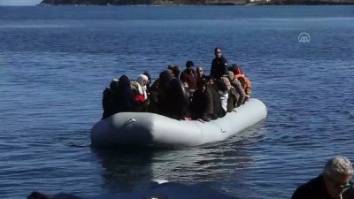 asiri sag - Midilli'de aşırı sağcılar, göçmenlerin karaya çıkışını engelledi, gazetecilere saldırdı - MİDİLLİ Videosu
