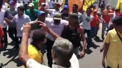 devlet baskani - Venezuela’da Guaido'yu protesto eden grup ve taraftarları arasında arbede yaşandı - CARACAS Videosu