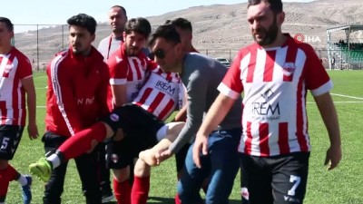 a haber - Ayağı kırılan futbolcu, sedye olmadığı için kucakta taşındı Videosu