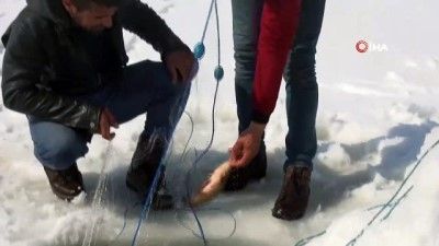 buz tutan gol -  Donan gölde balık avladılar sonra buz gibi suda abdest alıp namaz kıldılar Videosu