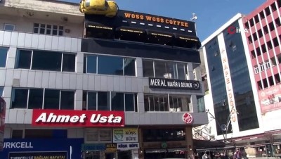 zelil -  Rizeli işletmeci kafeteryasına ismini verdiği 'vosvosları' tabelasına kondurdu Videosu
