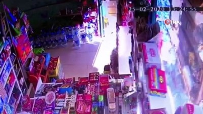  Uyuşturucu etkisinde olan şahsın bıçakla market soyduğu anlar kamerada