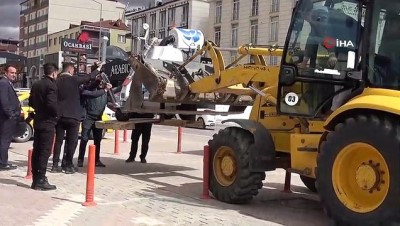 farkindalik -  Belediye Başkanı işçi kıyafetiyle temizlik yaptı Videosu