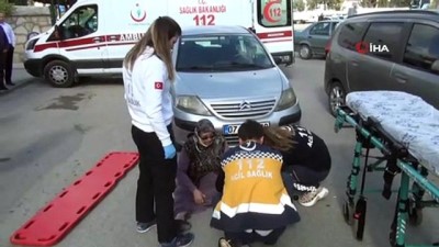 yasli kadin -  Göz göre göre yolun karşısına geçmeye çalışan kadına otomobil çarptı Videosu