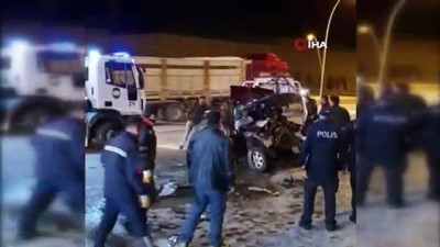  İki otomobil kafa kafaya çarpıştı: 3 ölü