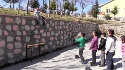 basketbol maci -  Köy okulu öğrencilerinin 'Pota' isteğini belediye başkanı geri çevirmedi Videosu