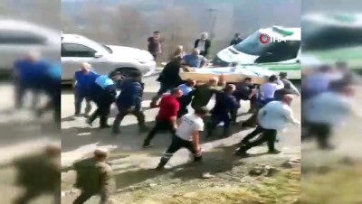 agir yarali -  Şehit mezarının bayrak direğini kaldırmaya çalışırken yüksek gerilime kapılarak hayatını kaybetti Videosu