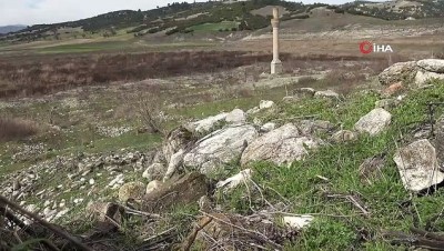 turk koyu -  Baraj suları çekilince ortaya çıkan mezarlığa dua etmek için geliyorlar Videosu